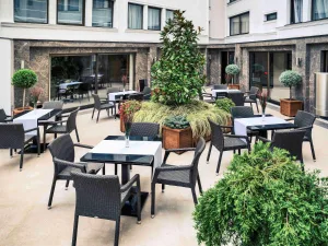 نمای رستوران بیرون هتل مرکور بومونتی