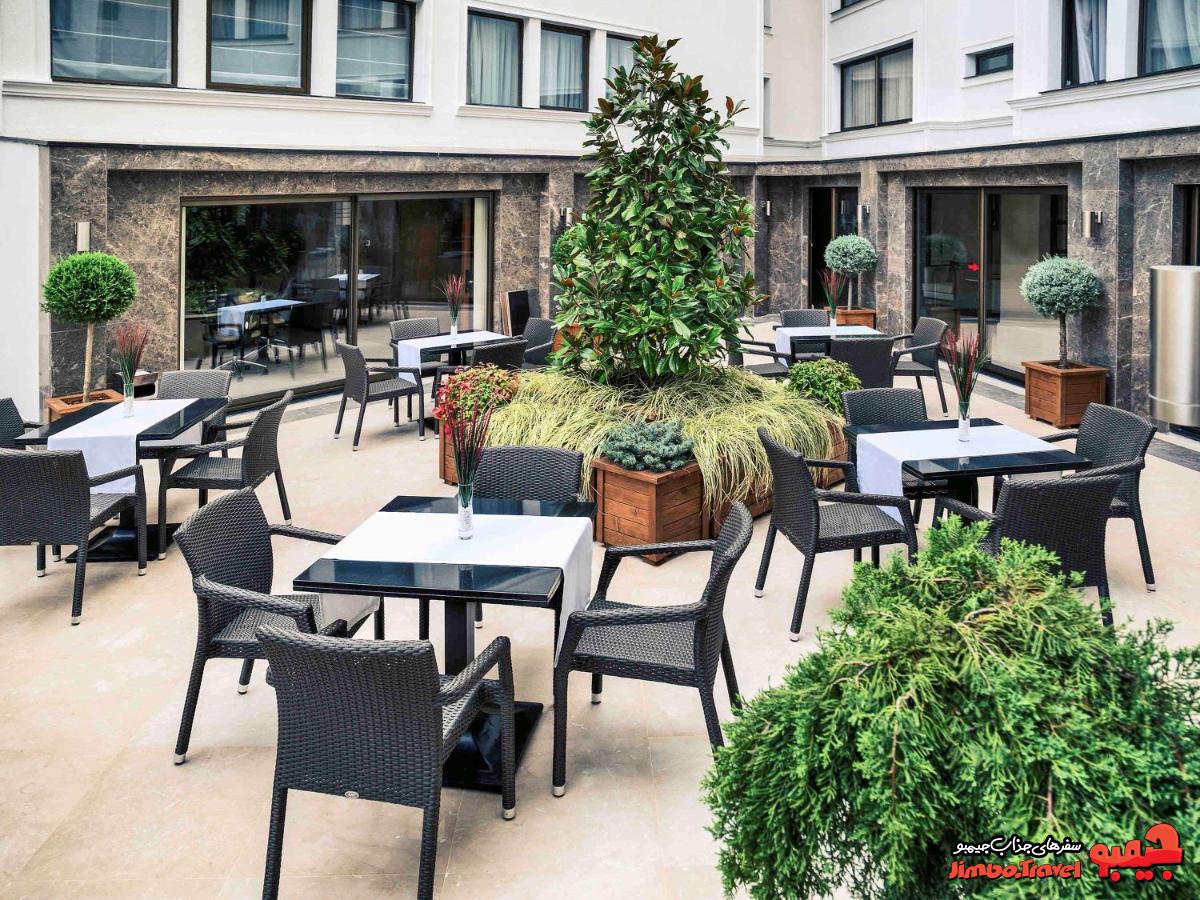 نمای رستوران بیرون هتل مرکور بومونتی