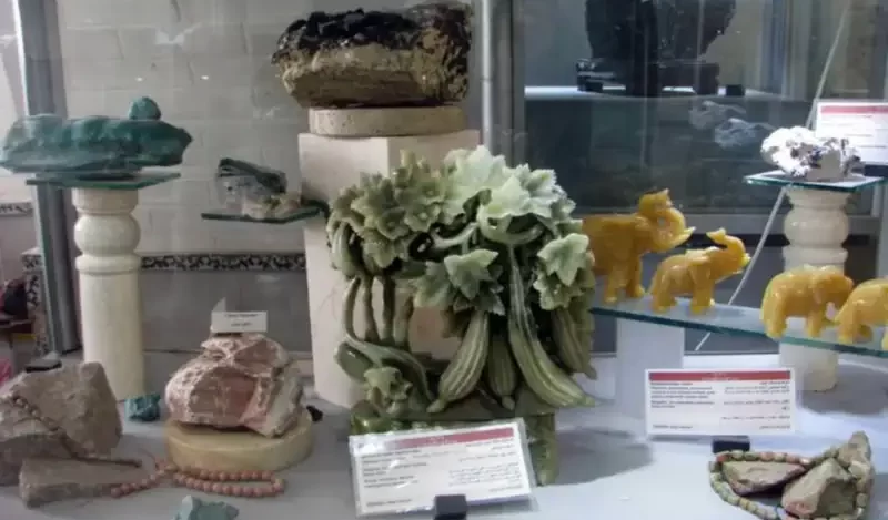 موزه سنگ و گوهر دریای نور