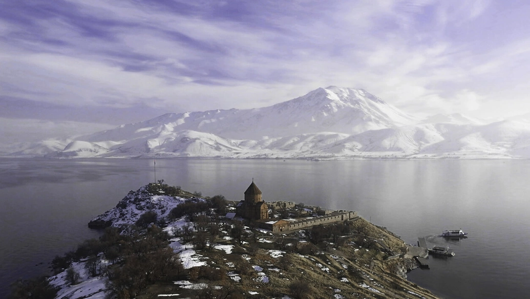 پیست اسکی در اطراف دریاچه وان