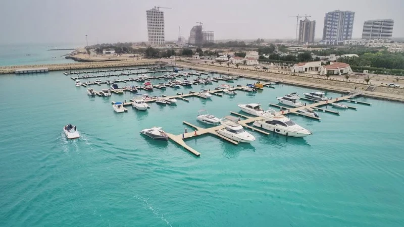 پاراسل سواری در ساحل مارینا کیش