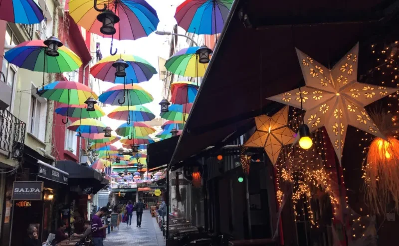 تفریح در خیابان‌های کادیکوی استانبول