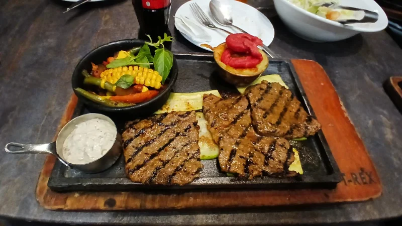 کافه رستوران تی رکس شاندیز